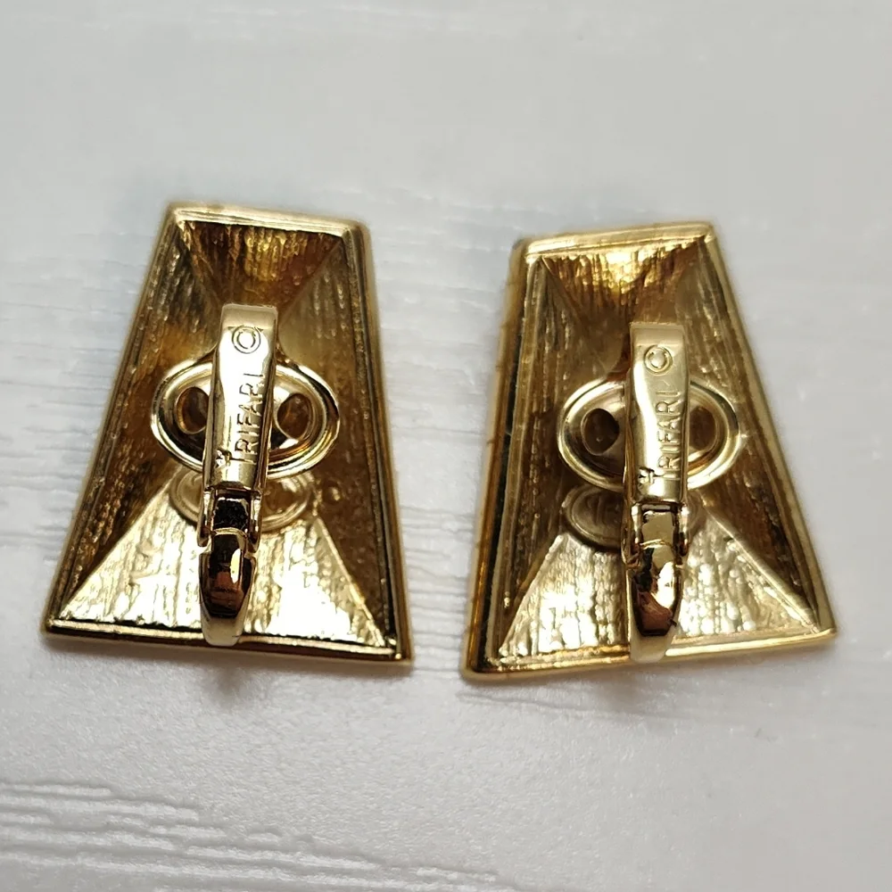 Trifari Green Enamel Geometric Gold Tone Clip on Earrings 80's 90' Vintage NOS